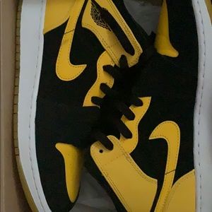 KIDS SIZE JORDAN 1 MIDS